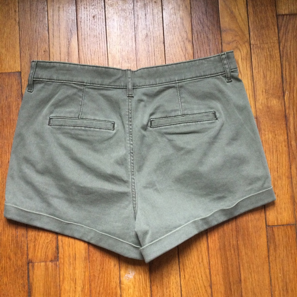 EXPRESS High Waisted Pleated Shorts Green Mom Size 8 - Picture 3 of 6